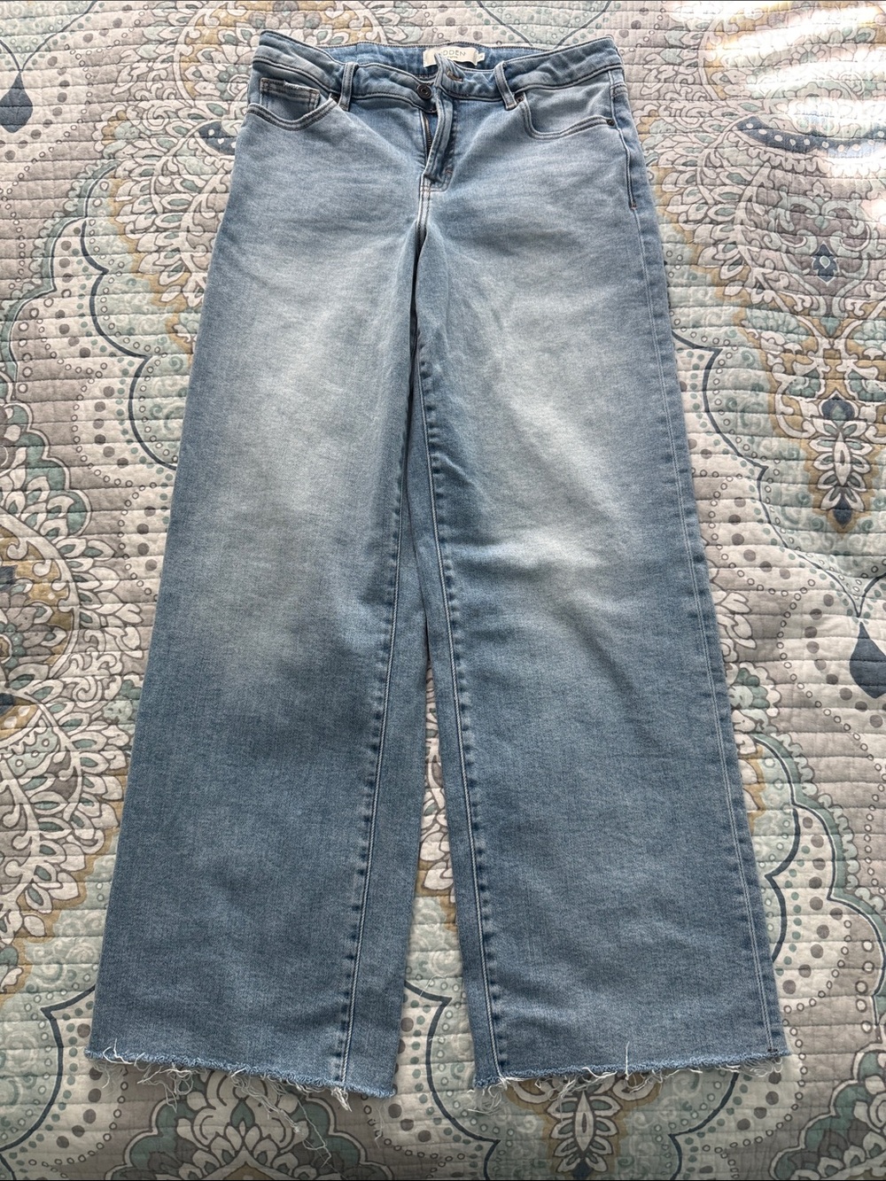 High-Rise Light Blue Wide-Leg Jeans - Flare Style